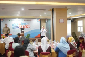 Kadisporapar Kalbar Windy Prihastari saat kegiatan Oktober HAKI di Pontianak, ajak pelaku ekonomi kreatif daftarkan karya dan inovasi untuk mendapatkan perlindungan hukum.