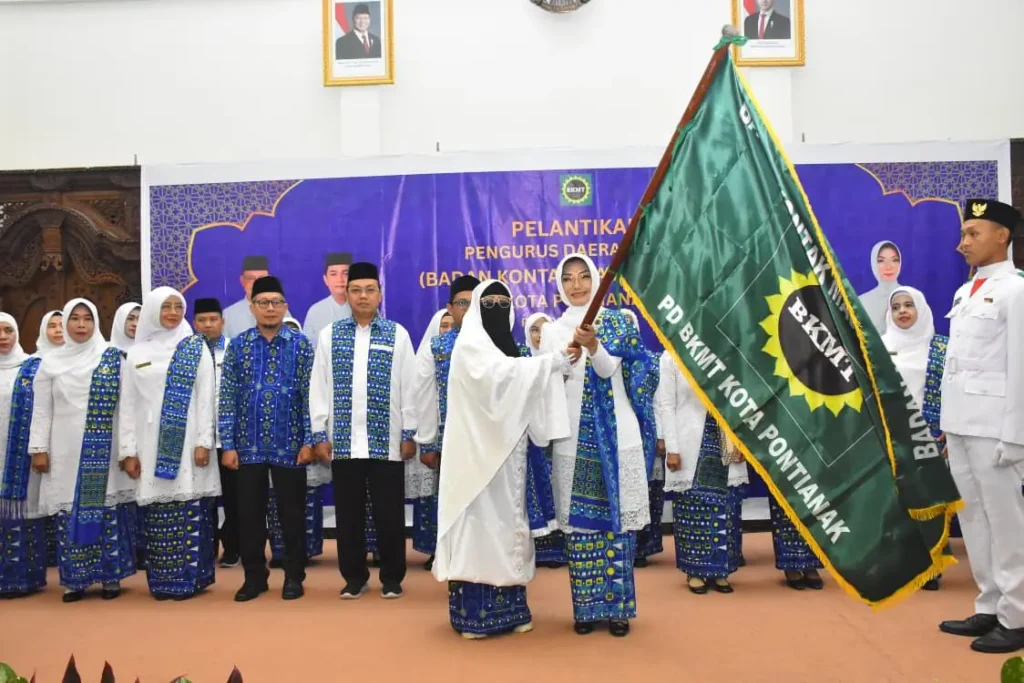 Serah terima bendera pataka dari PW BKMT Provinsi Kalbar, Ustadzah Sangadah kepada Ketua PD BKMT Kota Pontianak 2025-2030.