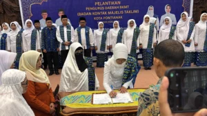 Penandatanganan berita acara pelantikan PD BKMT Kota Pontianak 2025-2030.