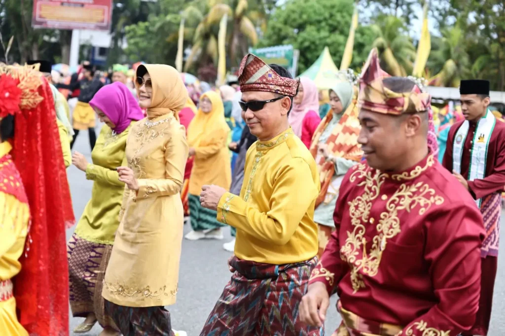 Wali Kota Pontianak Edi Rusdi Kamtono ikut berbaur menari jepin bersama warga.