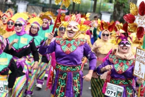 Ribuan peserta menari Jepin Massal di Taman Alun Kapuas Pontianak dalam perayaan Hari Jadi ke-254 Kota Pontianak.