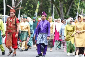 Wakil Wali Kota Pontianak Bahasan berbaur bersama peserta Karnaval Khatulistiwa dengan berjalan kaki di kawasan Car Free Day.