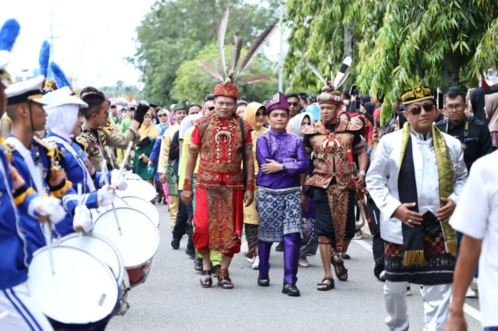 Wakil Wali Kota Pontianak Bahasan berbaur bersama peserta Karnaval Khatulistiwa dengan berjalan kaki di kawasan Car Free Day.