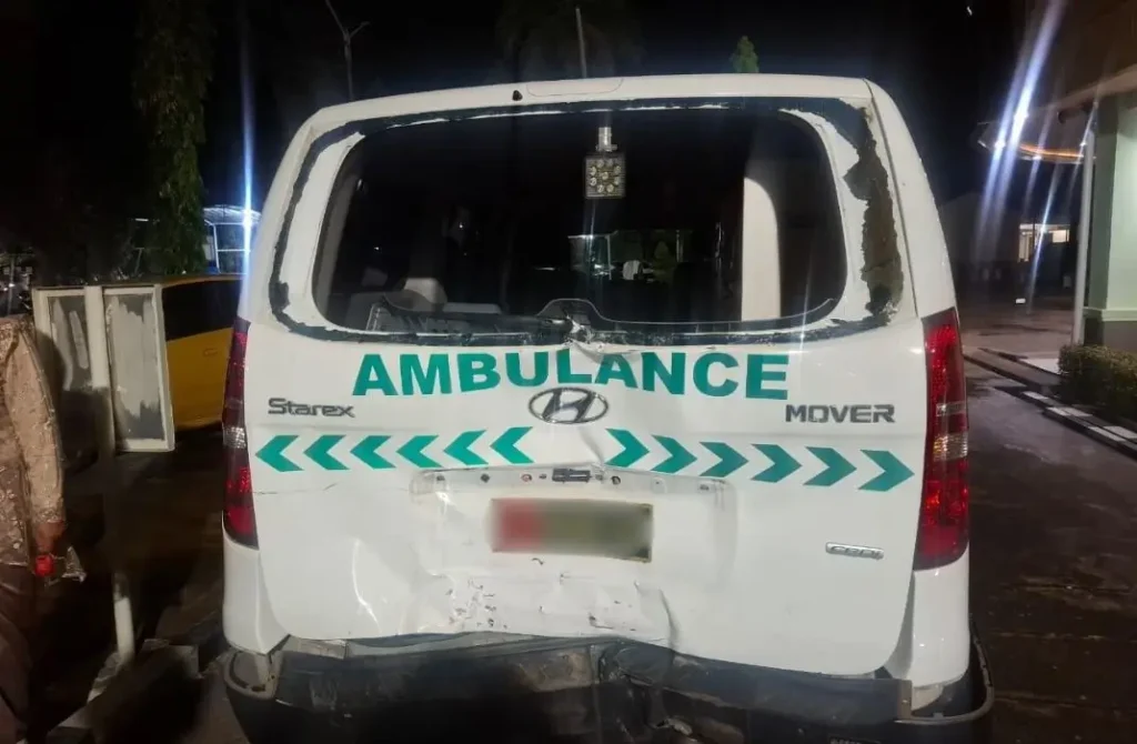 Kondisi ambulans rusak setelah kecelakaan akibat rem blong di Kubu Raya.