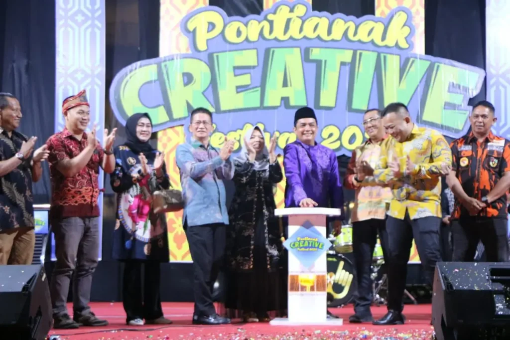 Wakil Wali Kota Pontianak Bahasan membuka Pontianak Creative Festival 2025 di Jalan Diponegoro.