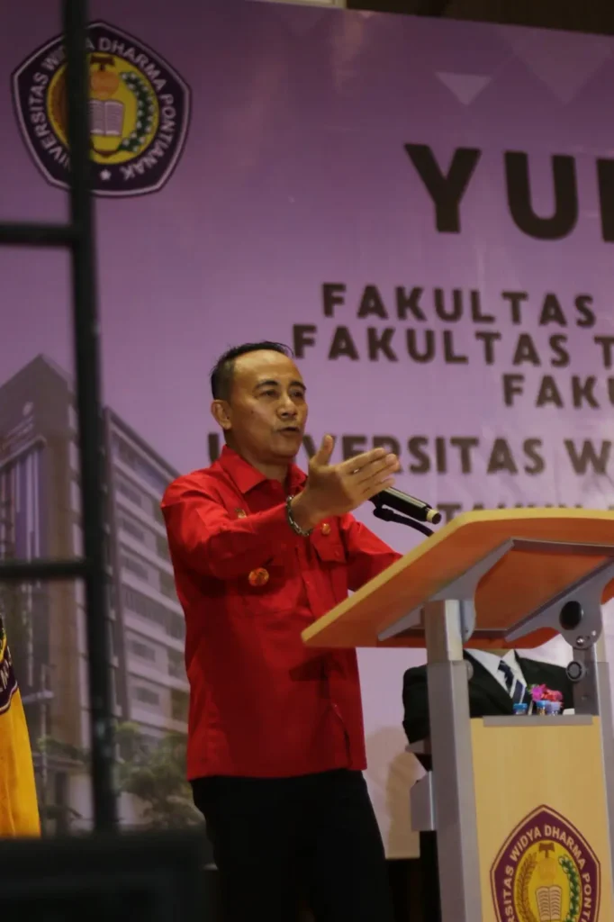 Krisantus Kurniawan memberikan sambutan di depan mahasiswa Universitas Widya Dharma Pontianak