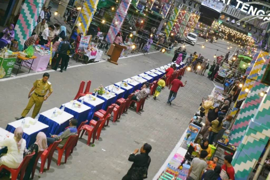 Suasana Pusat Kuliner Malam di Pasar Tengah menjadi destinasi baru bagi penikmat kuliner.
