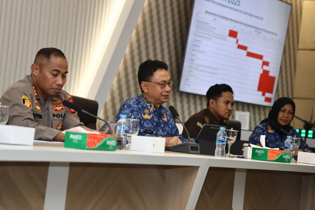 Wali Kota Pontianak Edi Rusdi Kamtono saat memimpin rapat koordinasi Tim Pengawasan Penyelenggaraan Perizinan Kota Pontianak.