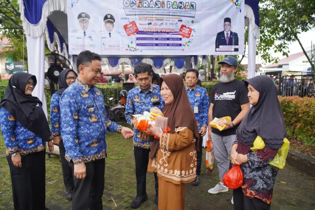 Wali Kota Pontianak Edi Rusdi Kamtono menyapa warga yang tengah berbelanja di Operasi Pasar Murah di halaman Kantor Camat Pontianak Barat.