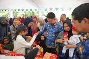 Wali Kota Pontianak Edi Rusdi Kamtono menyapa warga yang tengah berbelanja di Operasi Pasar Murah di halaman Kantor Camat Pontianak Barat.