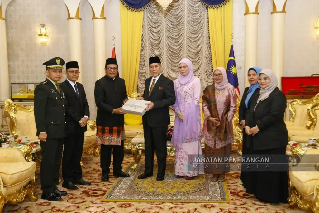 Konsul Jenderal RI Abdullah Zulkifli bersama Yang di-Pertua Negeri Sarawak, Tun Dr Wan Junaidi Tuanku Jaafar, di Astana Negeri Kuching.