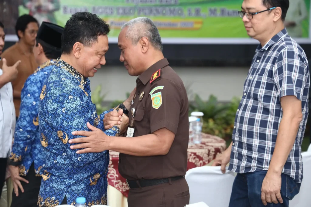 Wali Kota Pontianak Edi Kamtono apresiasi kinerja Kajari Aluwi dan sambut Agus Eko Pramono sebagai Kajari baru. Dorong sinergi Pemkot dan Kejaksaan jaga kota kondusif.