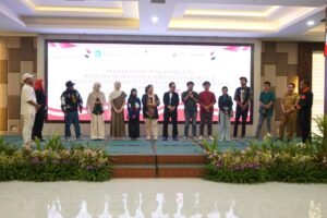 Tim produksi dan pemeran film Andai Ibu Bisa Terbang berfoto bersama usai pemutaran perdana di Pontianak
