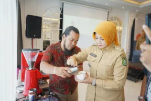 Kepala Disporapar Kalimantan Barat, Windy Prihastari, mencoba meracik kopi saat kegiatan Sertifikasi Profesi Barista “Oktober Barista” di Pontianak.