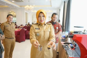 Kepala Disporapar Kalimantan Barat, Windy Prihastari, mencoba meracik kopi saat kegiatan Sertifikasi Profesi Barista “Oktober Barista” di Pontianak.