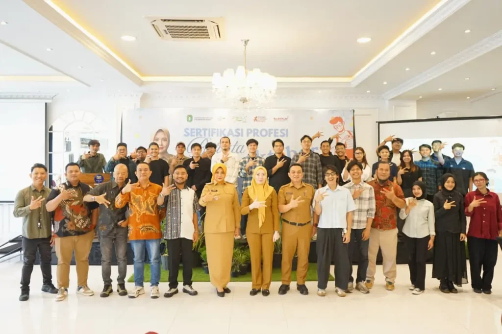 Windy Prihastari berfoto bersama peserta kegiatan “Oktober Barista” yang digelar Disporapar Kalimantan Barat.