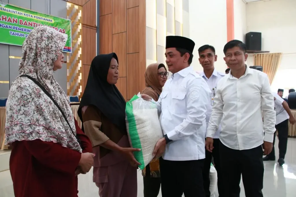 Wakil Wali Kota Pontianak Bahasan menyerahkan secara simbolis bantuan cadangan pangan beras kepada warga penerima manfaat di wilayah Kecamatan Pontianak Utara dan Timur.
