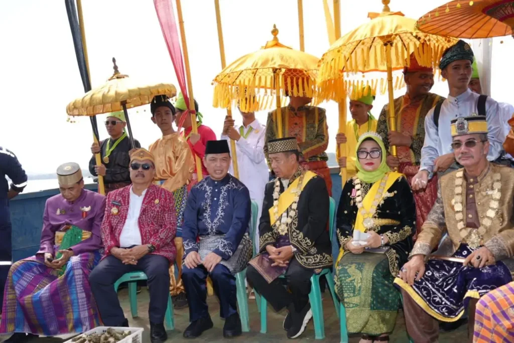 Raja Tayan ke XIV Penambahan Anom Pakunegara Gusti Yusri S.H. mendampingi Gubernur Ria Norsan dalam pembukaan Festival Budaya Pakunegara Tayan