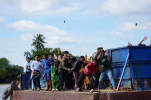 Ribuan masyarakat Tayan antusias menghadiri pembukaan Festival Budaya Pakunegara Tayan
