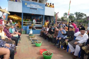 Peserta dan tamu undangan menikmati rangkaian acara Festival Budaya Pakunegara Tayan