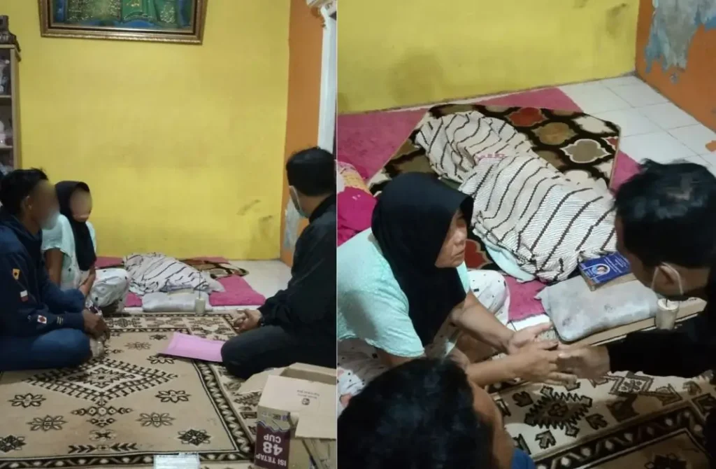 Orang tua korban berduka di samping jenazah anaknya yang tewas tenggelam di Desa Sungai Rengas, Kecamatan Sungai Kakap, Kabupaten Kubu Raya.