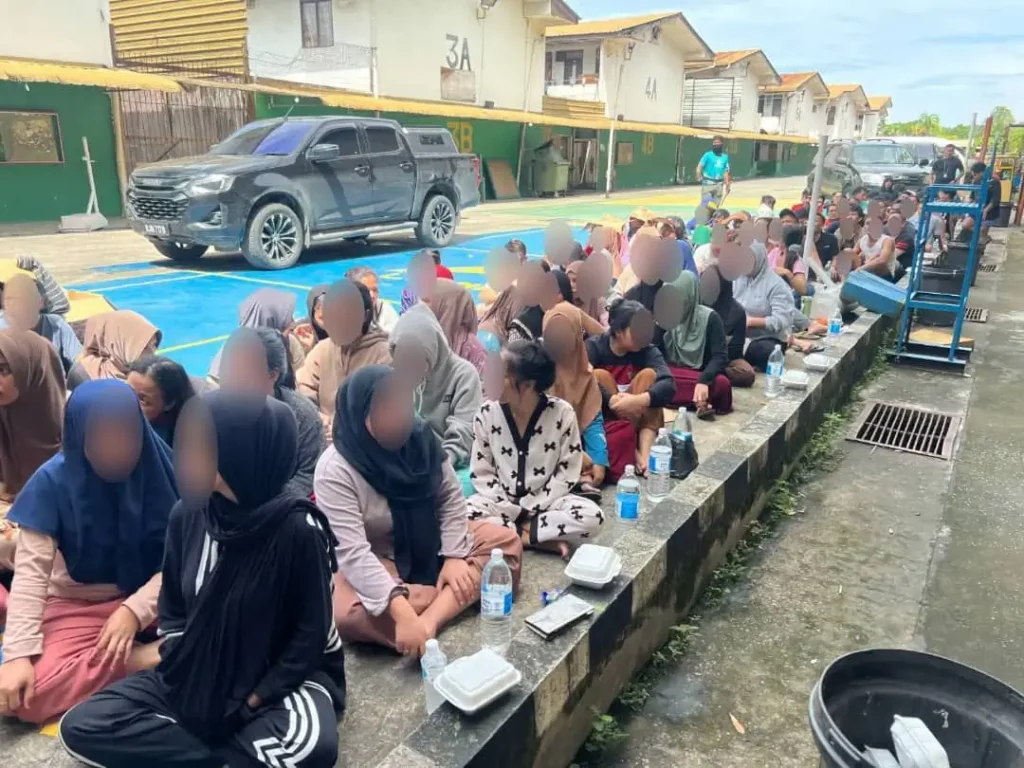 Petugas Imigrasi Sarawak mengamankan warga Indonesia dalam operasi Ops Sapu di Bintulu.
