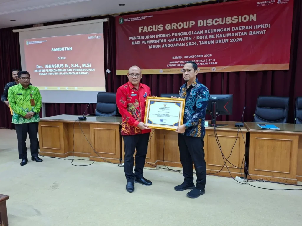 PRESTASI - Sekretaris BAPPERIDA Pontianak, Syamsul Akbar mewakili Pemkot Pontianak menerima penghargaan Terbaik I dalam pengelolaan keuangan daerah se Kalbar untuk kategori kota berkapasitas fiskal tinggi dari Gubernur Kalbar, Kamis (30/10/2025).