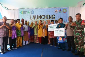 Kepala Dinas Kesehatan Kota Pontianak, Saptiko, bersama Ketua TP-PKK Kota Pontianak, Yanieta Arbiastuti, serta warga dan kader kesehatan saat Launching Kelurahan Siaga TB dan kegiatan skrining PTM di Kelurahan Mariana.