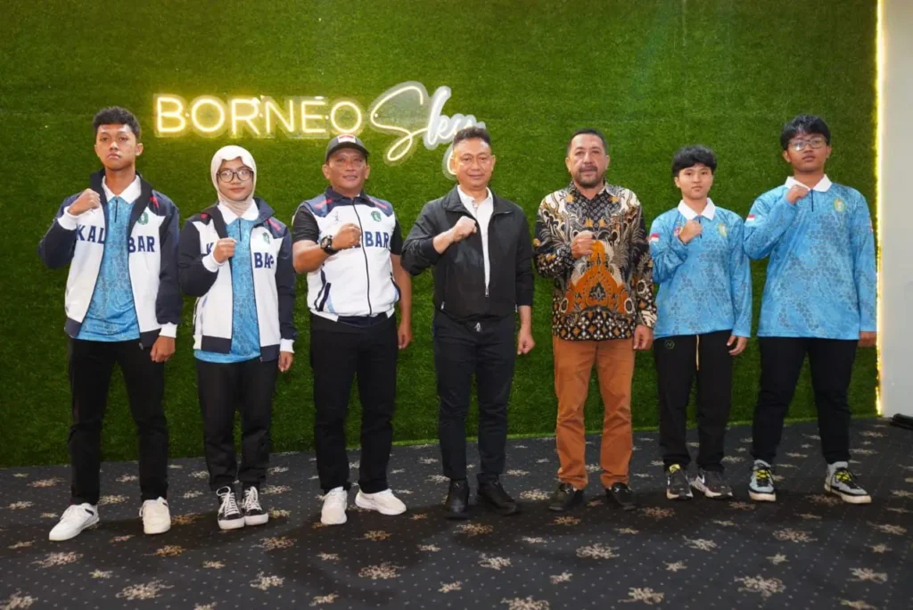 Wali Kota Pontianak Edi Rusdi Kamtono berfoto bersama para atlet Perbakin Kalbar yang akan berlaga di POPNAS 2025.