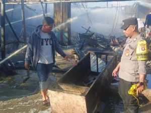 Petugas pemadam kebakaran berusaha memadamkan api yang membakar toko sembako di Desa Punggur Kapuas, Kecamatan Sungai Kakap, Kubu Raya, Kamis (30/10/2025).