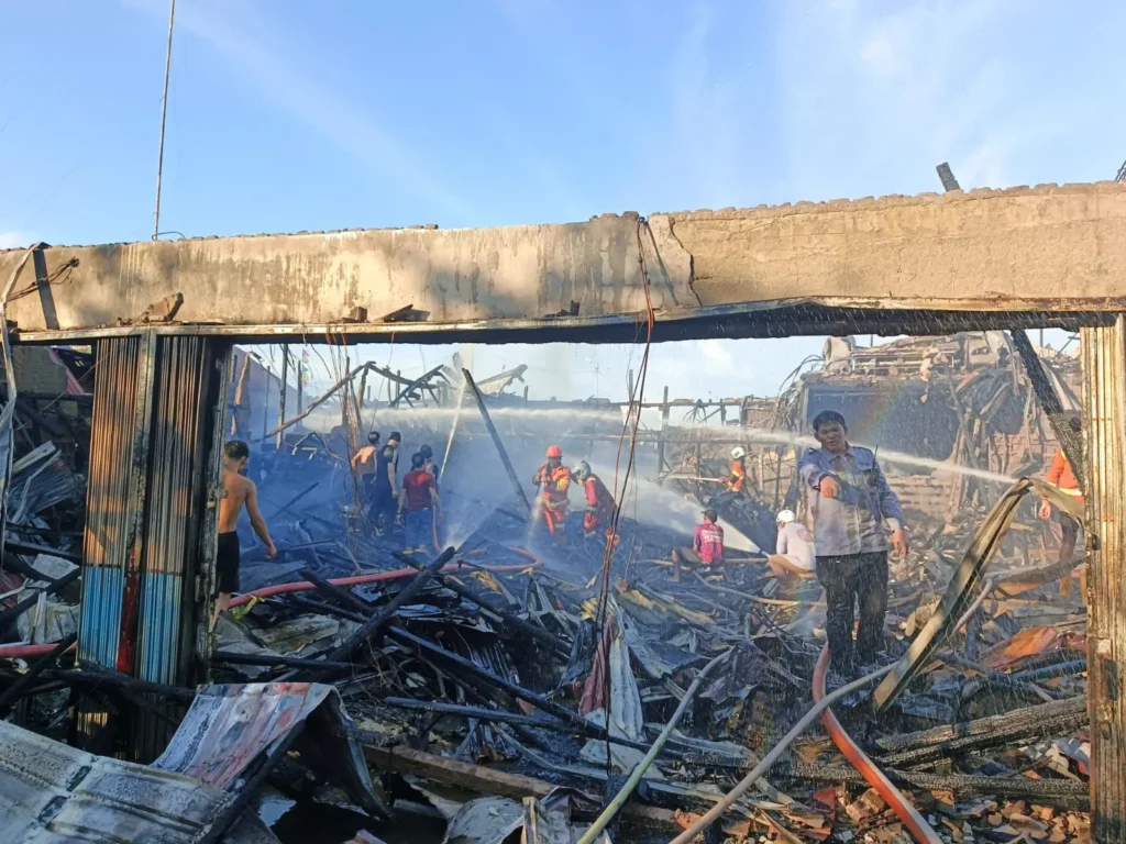 Kondisi toko sembako di Desa Punggur Kapuas, Kecamatan Sungai Kakap, Kubu Raya, yang ludes terbakar akibat korsleting listrik pada pom mini.