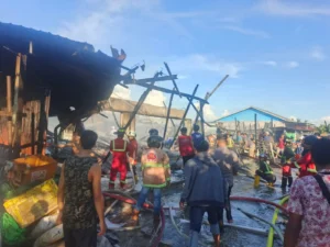 Petugas pemadam kebakaran berusaha memadamkan api yang membakar toko sembako di Desa Punggur Kapuas, Kecamatan Sungai Kakap, Kubu Raya, Kamis (30/10/2025).