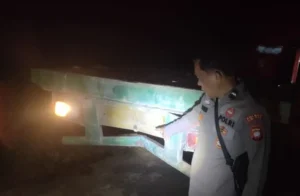 Truk trailer Hino warna hijau dengan nomor polisi KB 8192 HM berhenti di bahu Jalan Raya Primer, Desa Sungai Itik, Kecamatan Sungai Kakap, Kabupaten Kubu Raya, lokasi kecelakaan maut pada Rabu malam (29/10/2025).