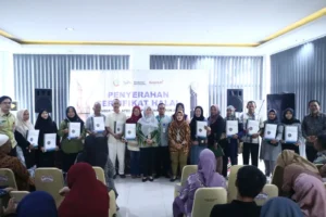 Penyerahan sertifikat halal bantuan dari Pemkot Pontianak untuk UMKM.