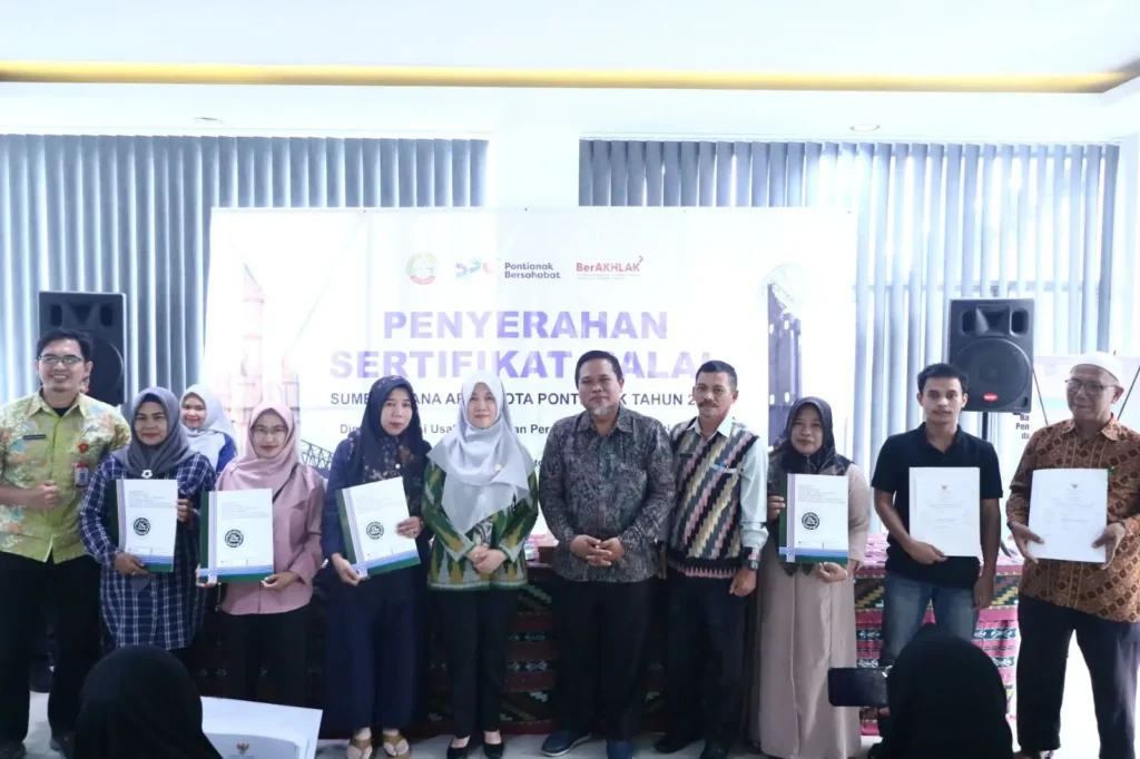 Penyerahan sertifikat halal bantuan dari Pemkot Pontianak untuk UMKM.