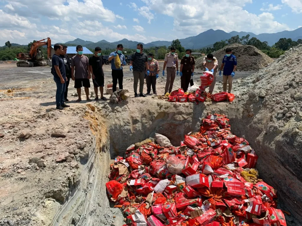 Personel Polres Bengkayang bersama instansi terkait memusnahkan 334 kotak wortel dan 12 karung kentang ilegal asal Malaysia di Kelurahan Sebalo, Kecamatan Bengkayang, Kamis (30/10/2025).