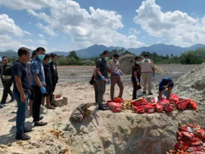 Personel Polres Bengkayang bersama instansi terkait memusnahkan 334 kotak wortel dan 12 karung kentang ilegal asal Malaysia di Kelurahan Sebalo, Kecamatan Bengkayang, Kamis (30/10/2025).