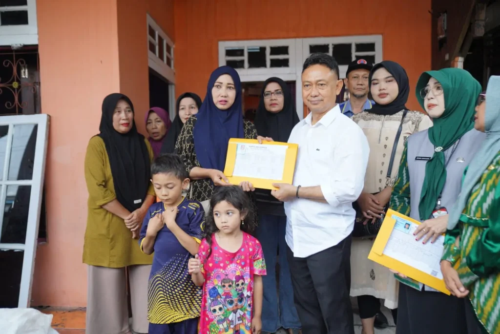 Wali Kota Pontianak Edi Rusdi Kamtono menyerahkan sejumlah bantuan bagi korban kebakaran.