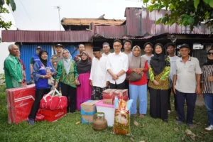 Wali Kota Pontianak Edi Rusdi Kamtono menyerahkan sejumlah bantuan bagi korban kebakaran.