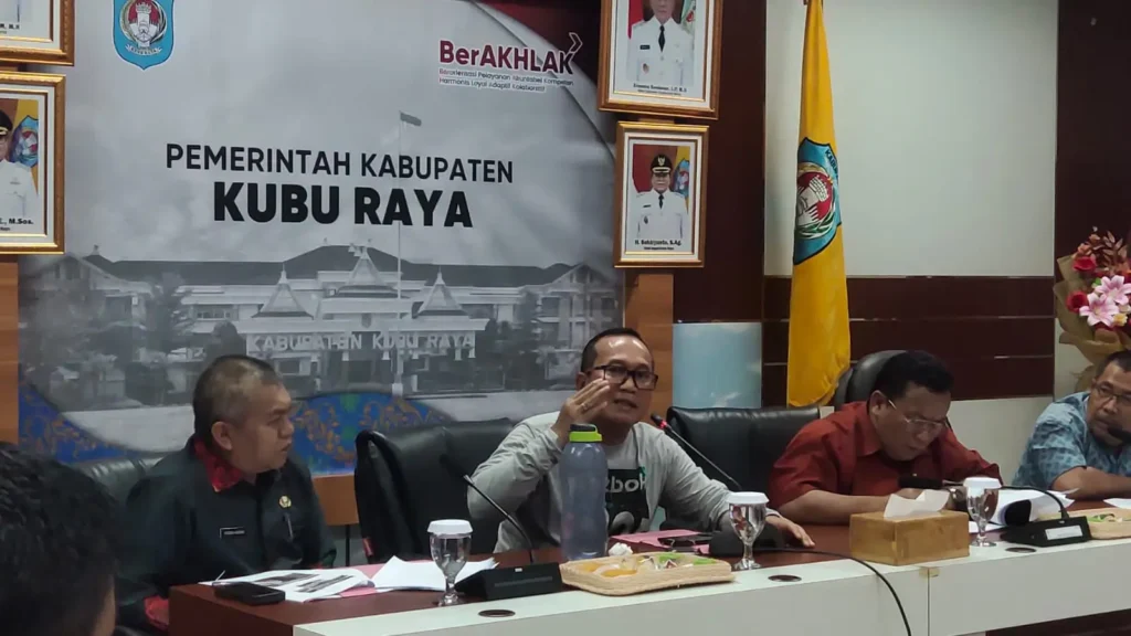 Bupati Kubu Raya Sujiwo memimpin rapat koordinasi bersama jajaran pemerintah daerah membahas penataan kawasan perkotaan. (MC Kalbar)