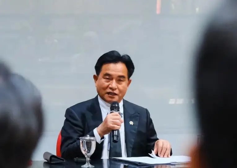 Menko Kumham Imipas Yusril Ihza Mahendra memberikan keterangan terkait penolakan visa atlet senam Israel untuk Kejuaraan Dunia Senam Artistik 2025 di Jakarta. (instagram.com/yusrilihzamhd)