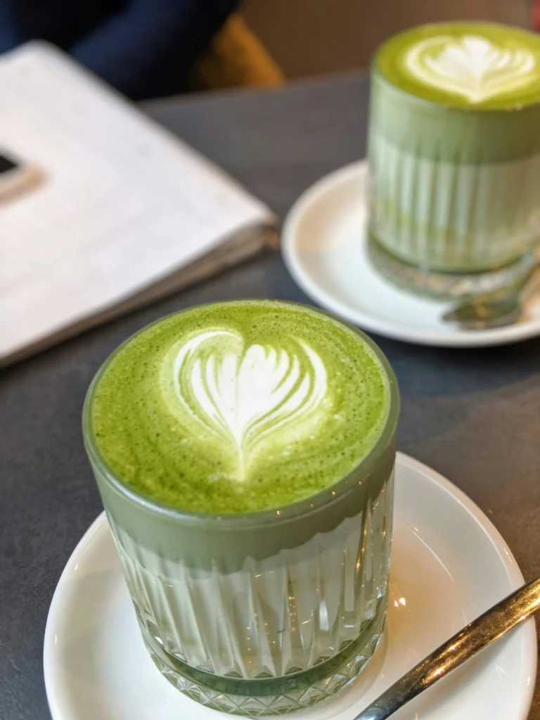 Menikmati matcha latte sambil bekerja untuk tetap fokus tanpa efek kopi. (unsplash.com/@alanaharris)