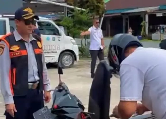 Petugas Dishub Singkawang melakukan pemeriksaan kendaraan dalam Operasi Bulan Kepatuhan Perhubungan 2025.(instagram.com/dishub_singkawang)