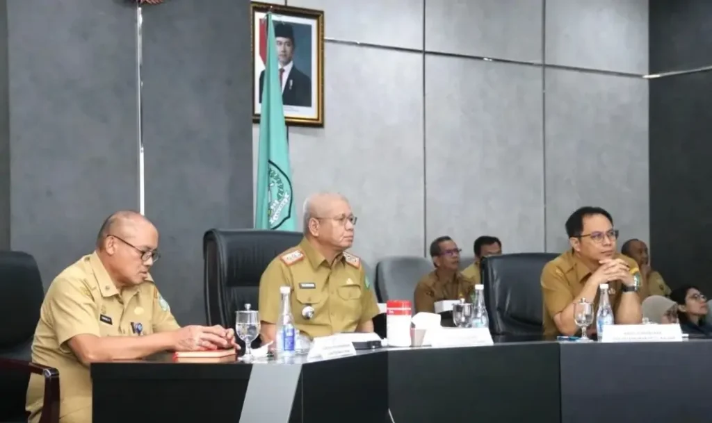 Sekda Kalbar Harisson saat mengikuti rapat koordinasi pengendalian inflasi secara virtual. (instagram.com/adpim.provkalbar)