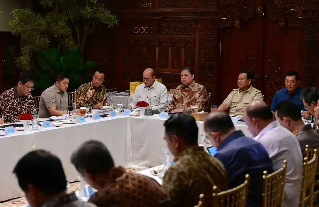 Presiden Prabowo Subianto memimpin rapat kabinet di kediamannya, Jalan Kertanegara, Jakarta, membahas program strategis nasional. (BPMI Setpres)