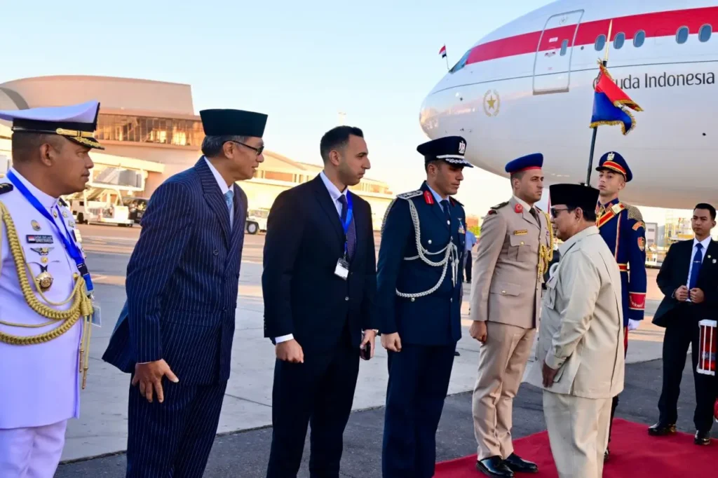 Presiden Prabowo Subianto tiba di Bandara Sharm El-Sheikh untuk hadiri KTT Perdamaian. (BPMI Setpres)