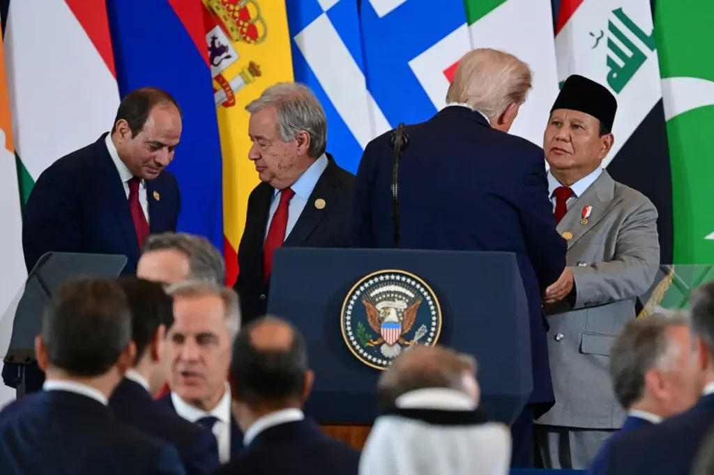 Presiden Donald Trump berjabat tangan dengan Presiden Prabowo Subianto di KTT Gaza Sharm El-Sheikh. (BPMI Setpres)