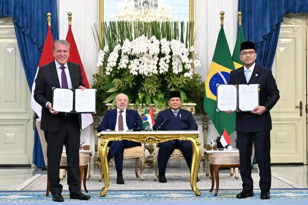 Presiden Prabowo Subianto dan Presiden Brasil Luiz Inácio Lula da Silva menyaksikan penandatanganan kerja sama Indonesia Brasil di Istana Merdeka Jakarta. (Foto: BPMI Setpres/Cahyo)