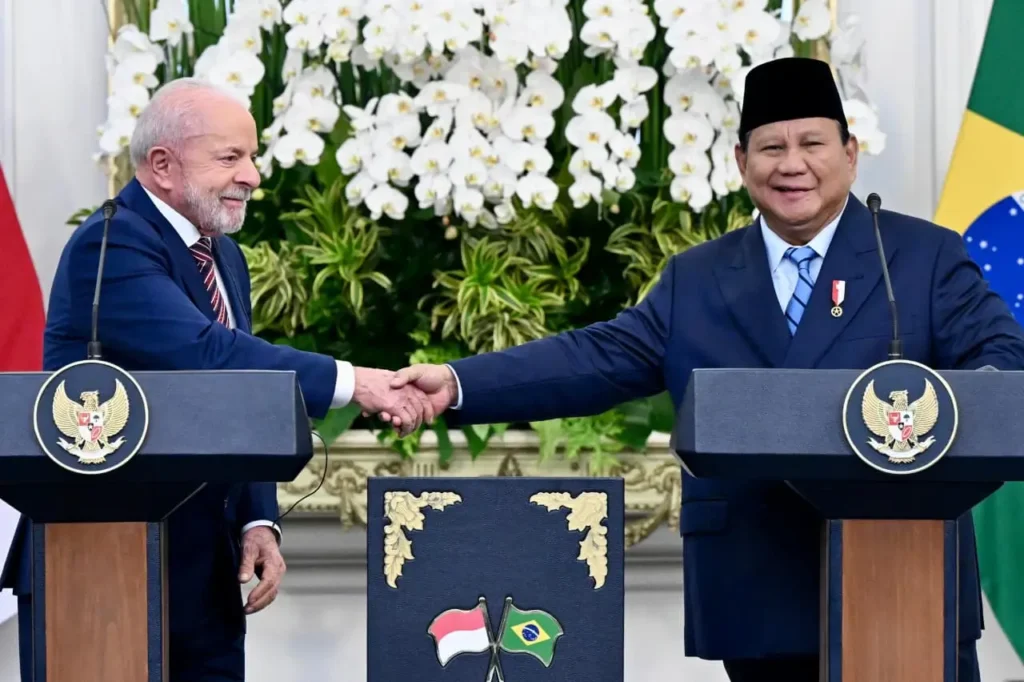Presiden Prabowo Subianto dan Presiden Brasil Luiz Inácio Lula da Silva berjabat tangan di Istana Merdeka, menandai penguatan kerja sama strategis Indonesia–Brasil. (Foto: BPMI Setpres/Cahyo)