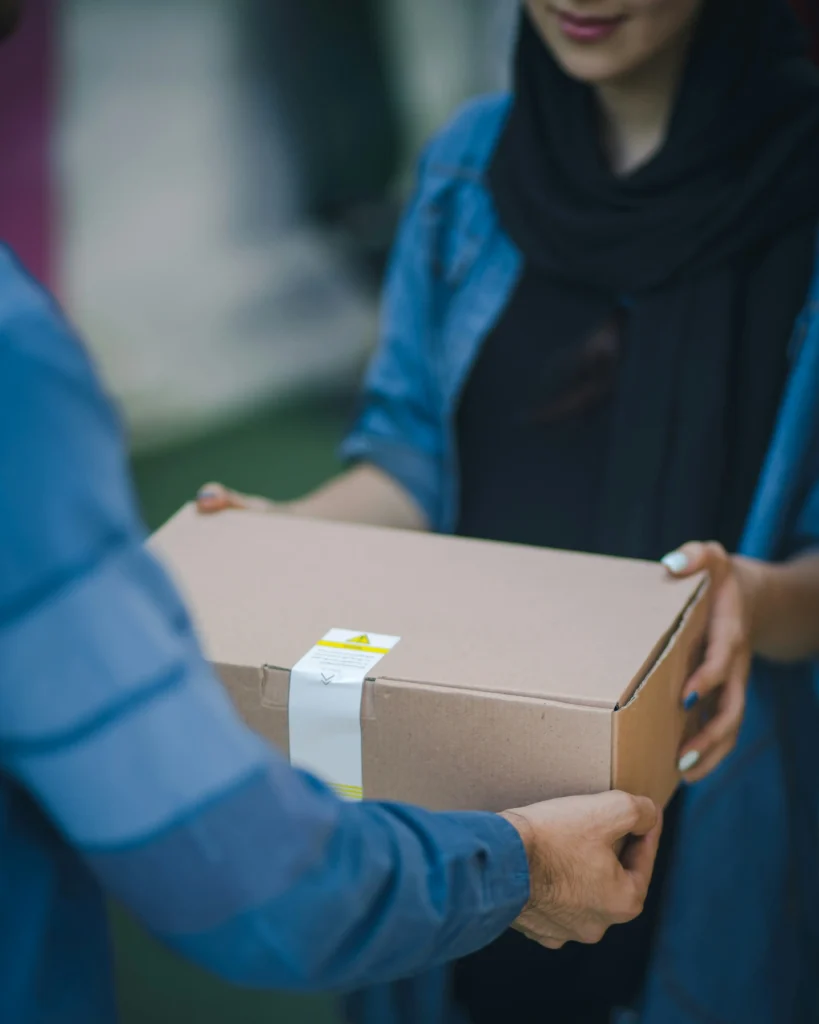 Pemerintah mengeluarkan kebijakan pembatasan promo gratis ongkir untuk melindungi kurir logistik. (unsplash.com/@rosebox)